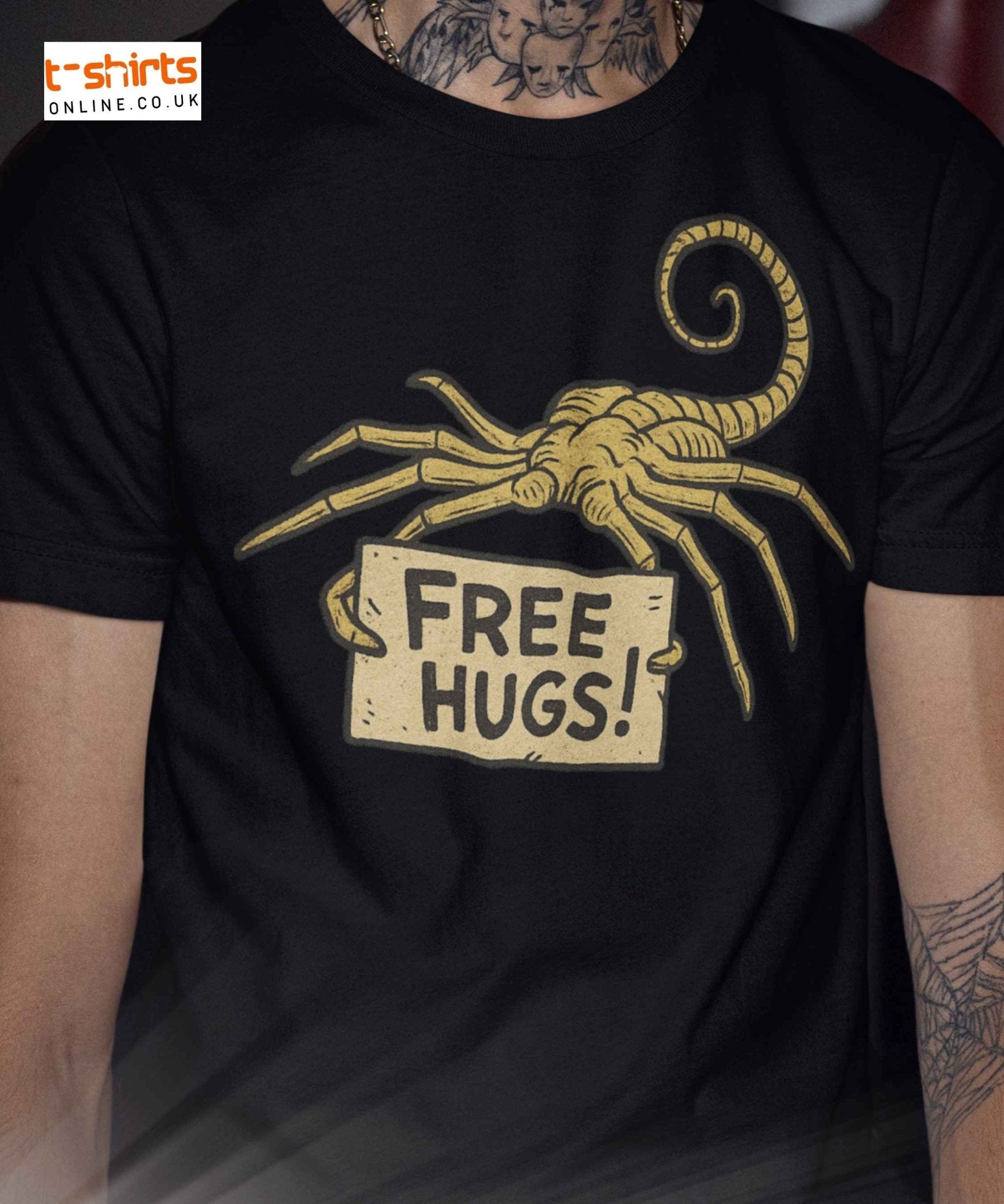 Retro comic-style alien facehugger holding a “Free Hugs!” sign with curled tail and creepy legs on a transparent background.